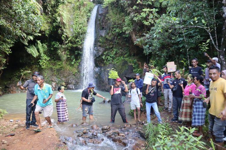 Sejumlah-jurnalis-pose-di-air-terjun-waelolos-ntt.jpg