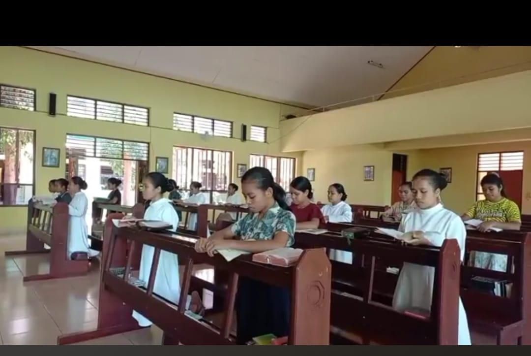 Sejumlah-orang-tampak-sedang-mengikuti-Doa-Angelus-dan-Ibadat-Siang-Katolik-di-Flores.jpg