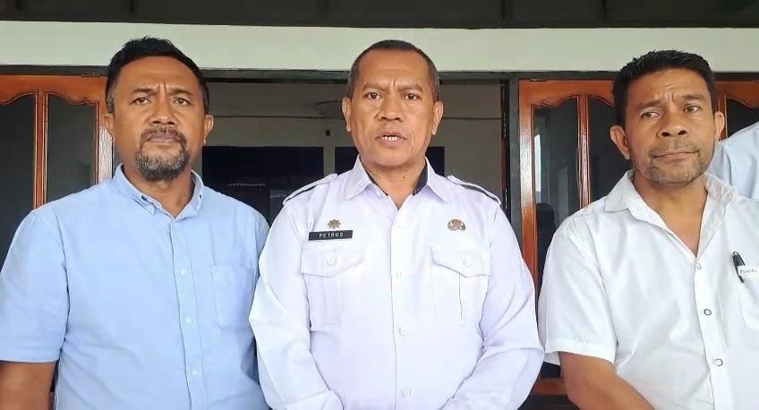 Sekda-Flores-Timur-Petrus-Pedo-Maran-tengah-saat-memberikan-keterangan-di-Larantuka.jpg