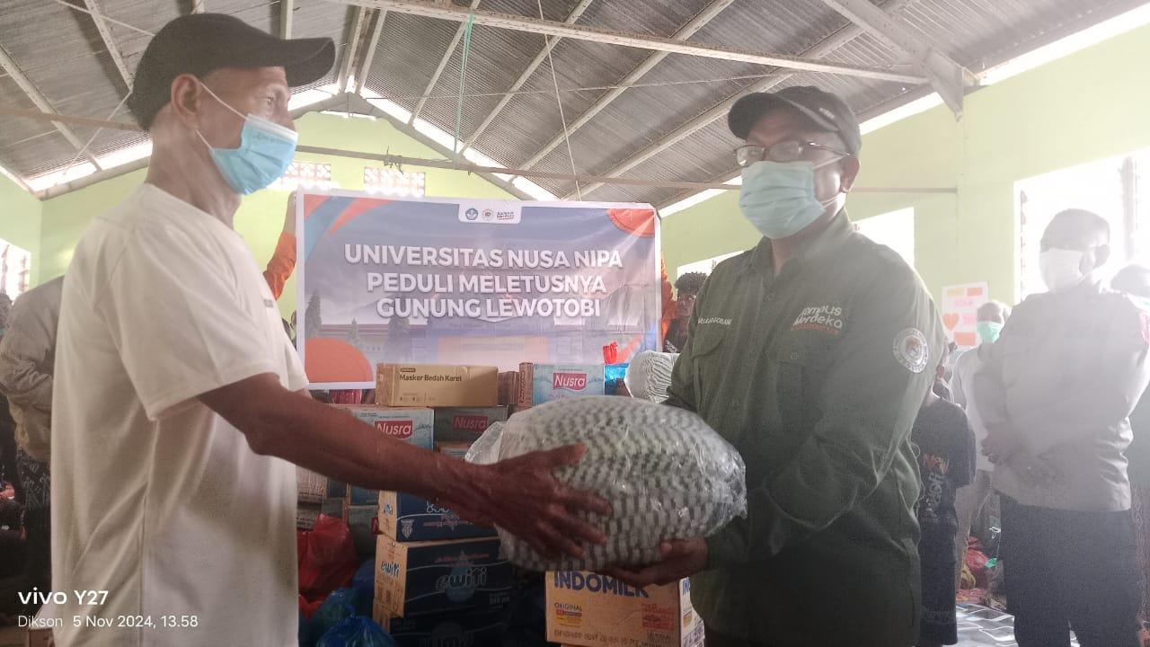 Serahkan-Bantuan-di-Hikong.jpg