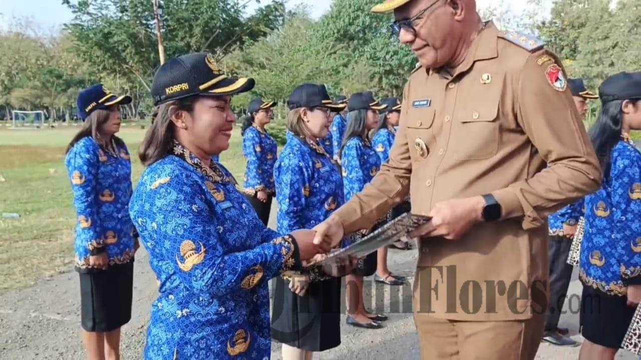 Bupati dan Wabup Sikka Serahkan SK Pengangkatan 1.567 P3K dan PNSD 