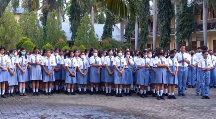 Siswa-Siswi-SMAK-Frateran-Maumere-sedang-mengikuti-doa-pagi.jpg