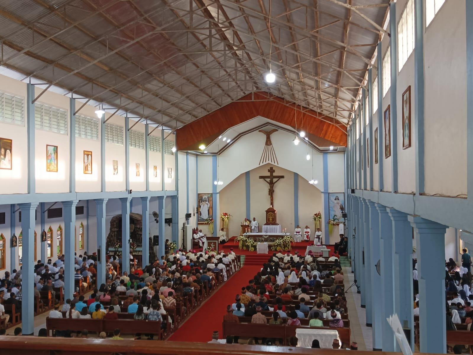Suasana-Ibadah-Vesper-Agung-di-Gereja-Katedral-Roh-Kudus-Labuan-Bajo.jpg