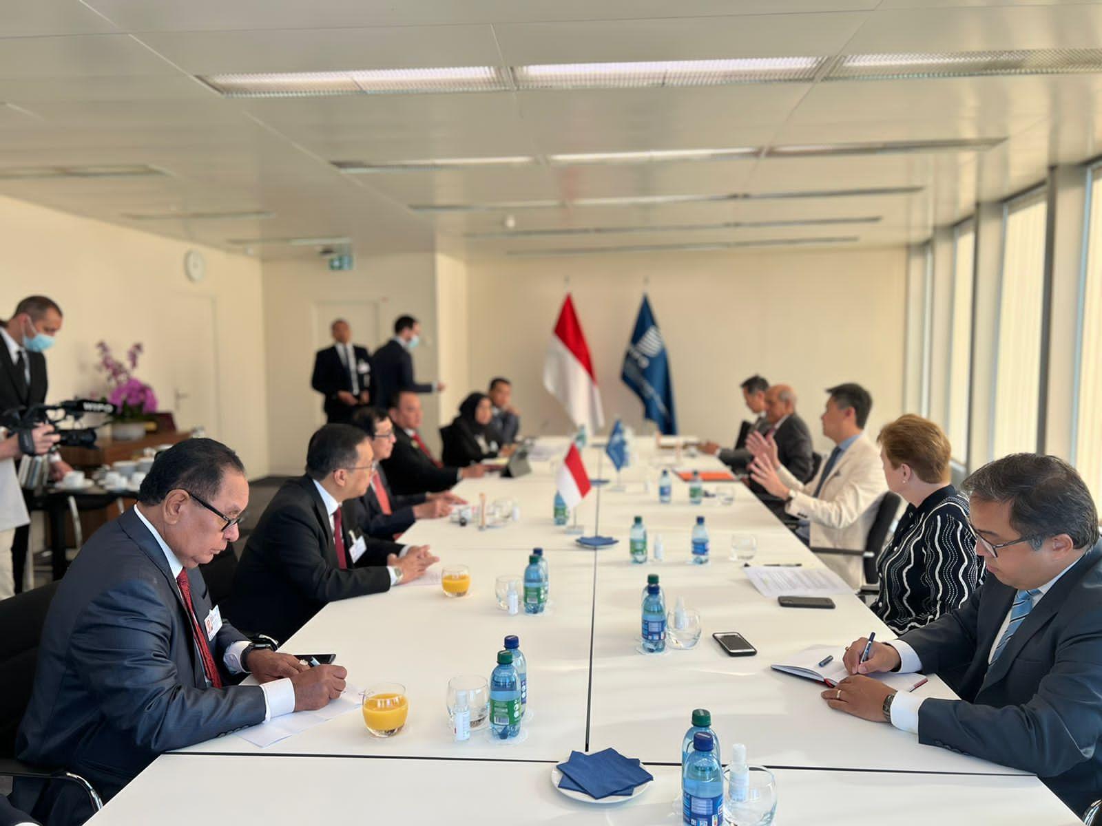 Pertemuan Bilateral dengan Dirjen WIPO, Menkumham Yasonna Serahkan Instrumen Aksesi Traktat Budapest