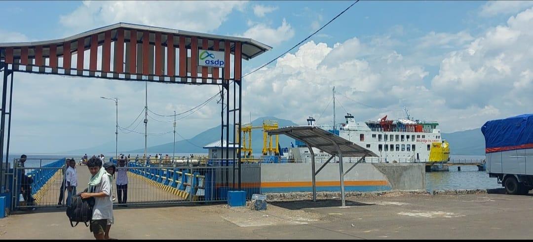 Suasana-di-Pelabuhan-Ferry-Keludahan-Waibalun.jpg