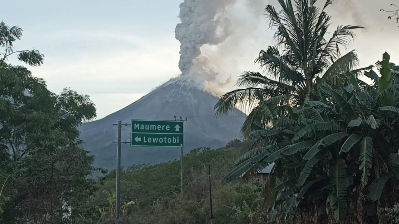 Suasana-erupsi-gunung-Lewotobi-Laki-laki.jpg