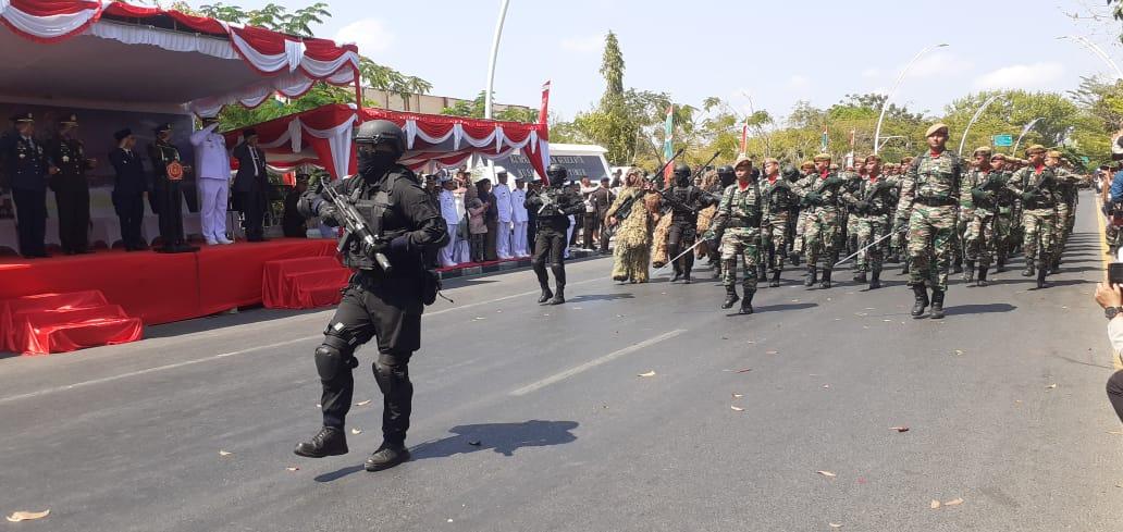 Suasana-parade-alutsista-dalam-rangka-memeriahkan-HUT-TNI.jpg