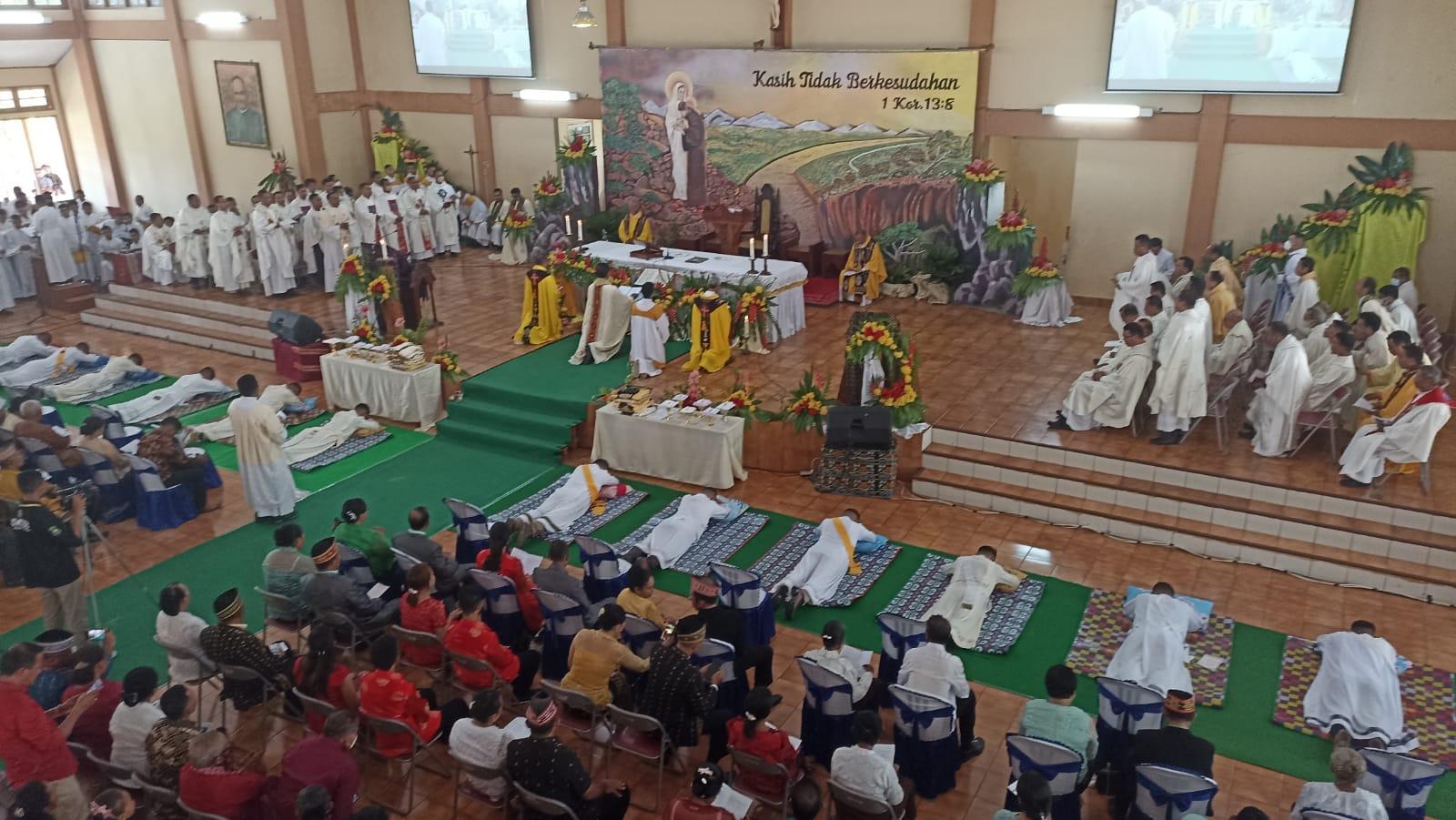 Nama-nama 18 Imam SVD yang Ditahbiskan di Atambua dan Ledalero Flores