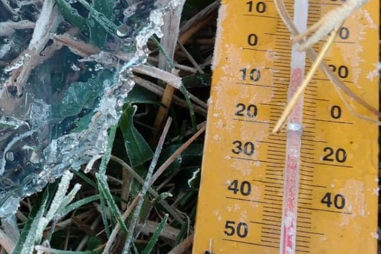 Suhu-dingin-di-permukaan-tanah-Dataran-Tinggi-Dieng-mencapai-minus-5-derajat-celsius.jpg