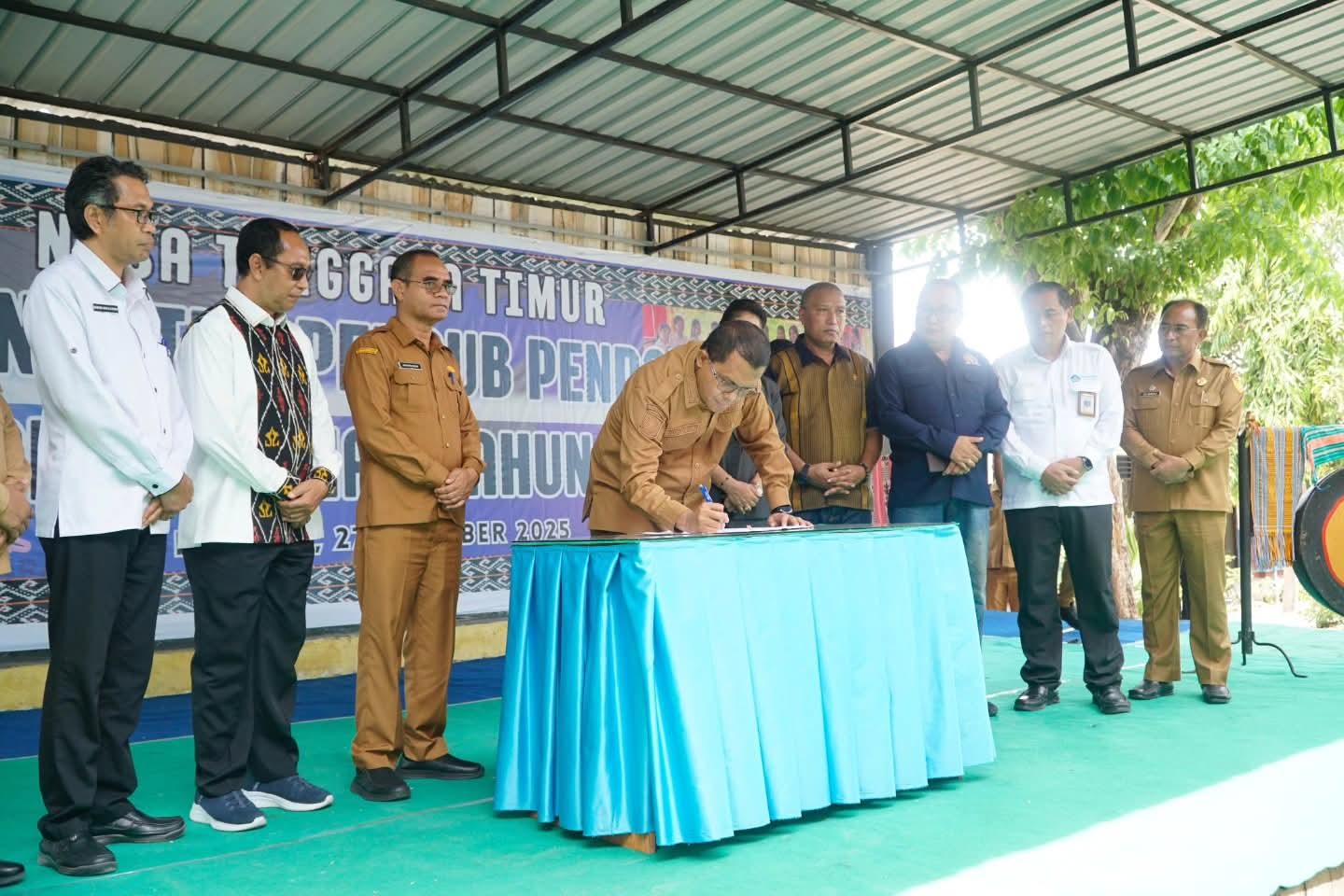 TANDA-TANGAN-PERGUB-Gubernur-NTT-Melki-Laka-Lena-saat-menandatangani.jpg
