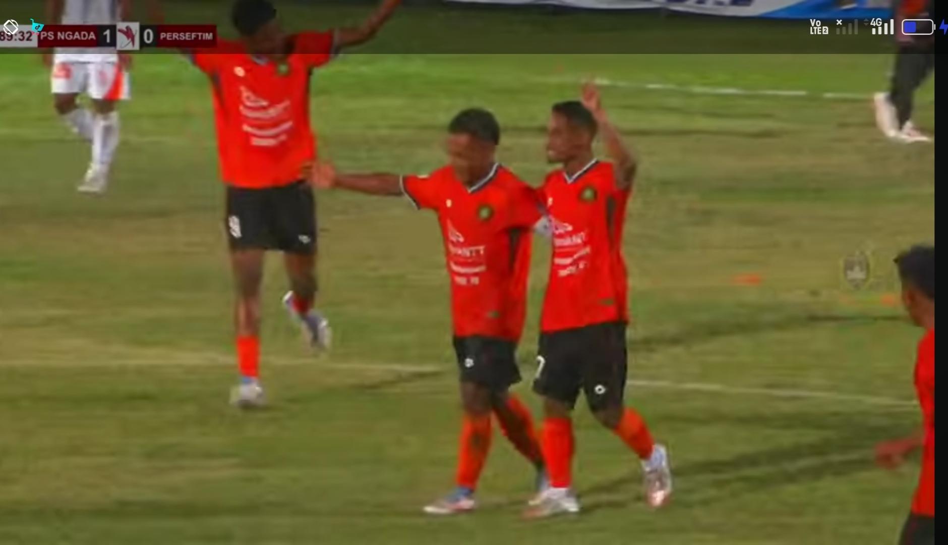 TANPA-SELEBRASI-Heron-Ago-berjalan-memeluk-para-pemain-PSN-Ngada.jpg
