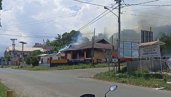 TERBAKAR-Kantor-Polsek-Borong-terbakar-api-Rabu-2O-Maret-2024-siang.jpg
