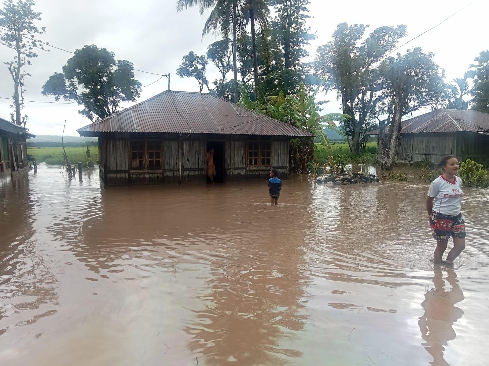 TERENDAM-BANJIR-Kondisi-rumah-warga-yang-terendam-banjir-di-Desa-Oekopa.jpg