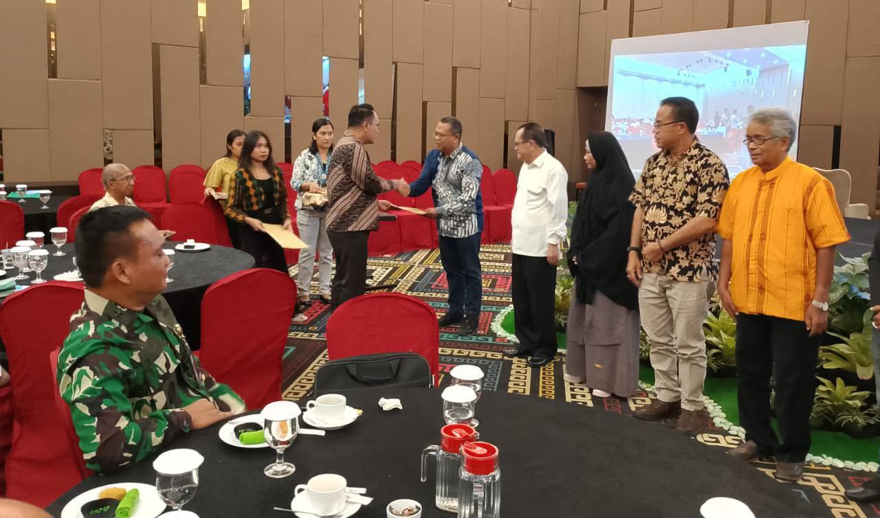 TERIMA-HIBAH-PENELITIAN-Rektor-Gery-Gobang-di-Kupang.jpg