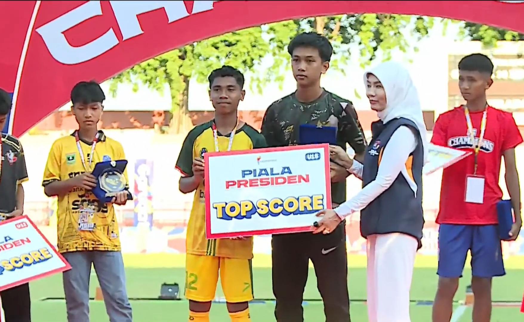 TERIMA-PENGHARGAAN-Striker-andalan-Malaka-Marianus-Marlo-Klau.jpg