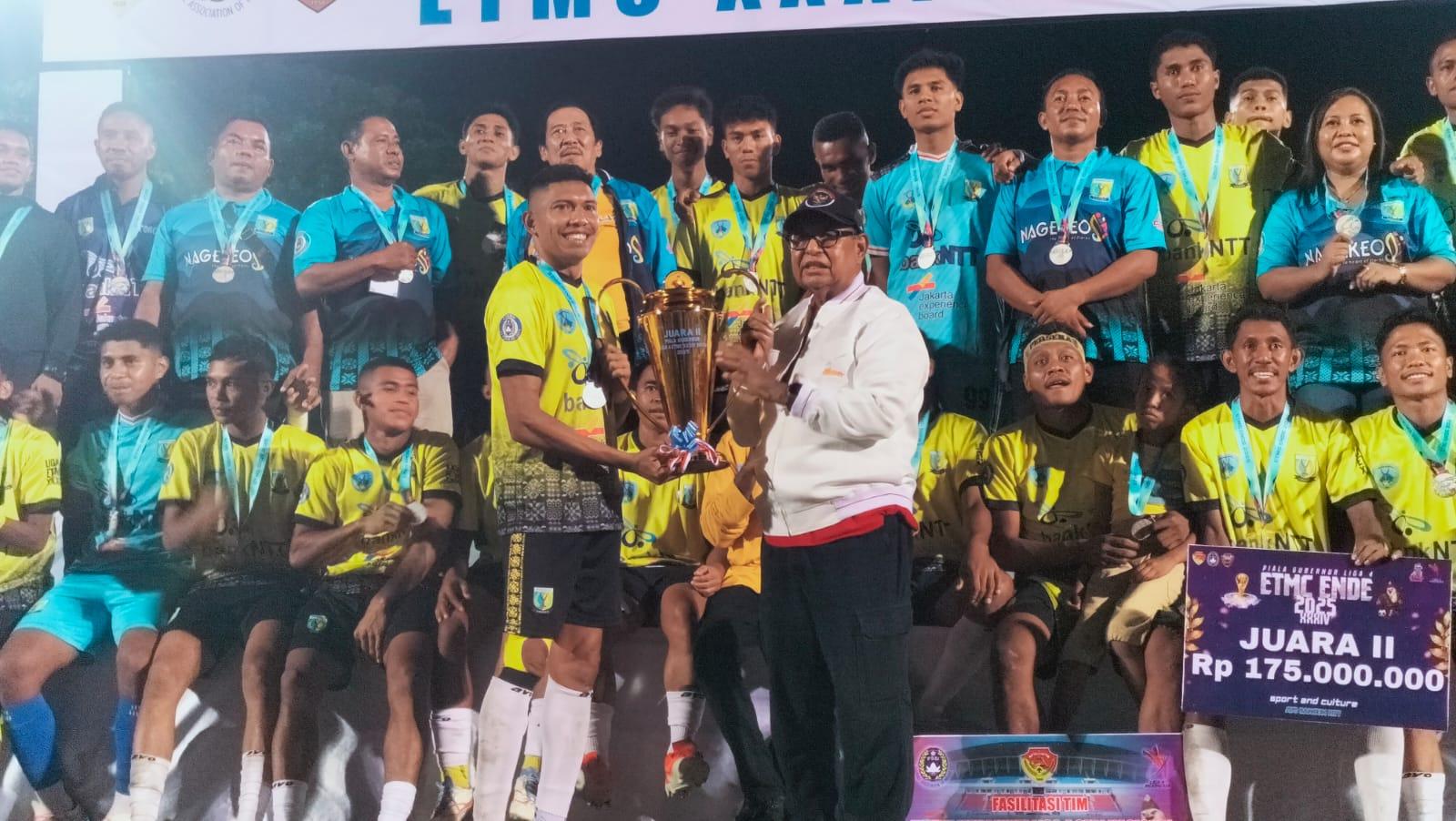 TERIMA-PIALA-Pemain-Persena-Nagekeo-saat-menerima-piala-tetap-setelah.jpg
