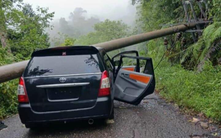 TERPA-Tiang-listrik-PLN-tumbang-terpa.jpg