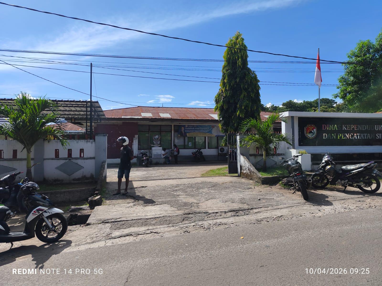 TETAP-MELAYANI-Suasana-aktivitas-pelayanan-di-Kantor-Dinas-Kependudukan-dan-Pencatatan-Sipil.jpg