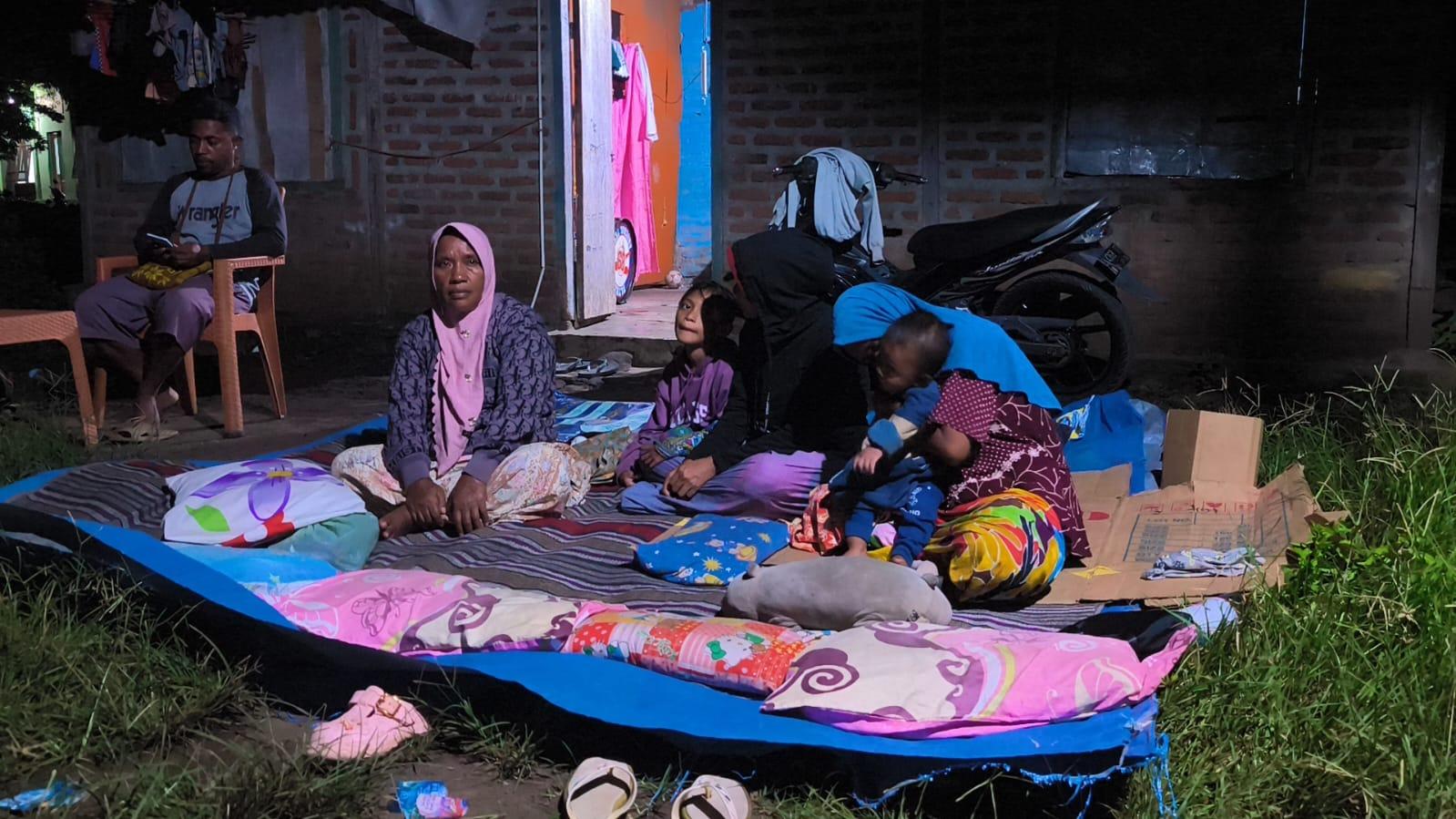 TIDUR-DILUAR-RUMAH-Trauma-gempa-Ratusan-warga-terdampak-gempa-di-Desa-Terong.jpg