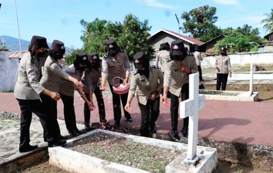 Polwan Polres Flotim Ziarah ke TMP Lapak Tanah Sambut HUT Polwan