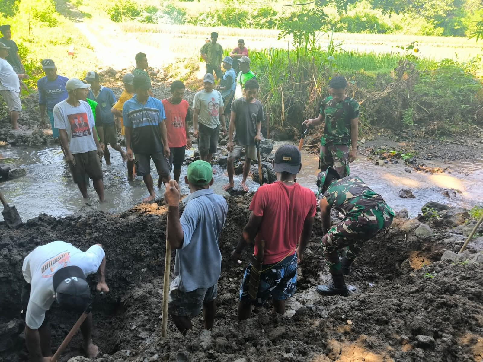 TNI dan Warga Gotong-Royong Bangun Jembatan Penghubung di Sungai Kalipong Reo Manggarai