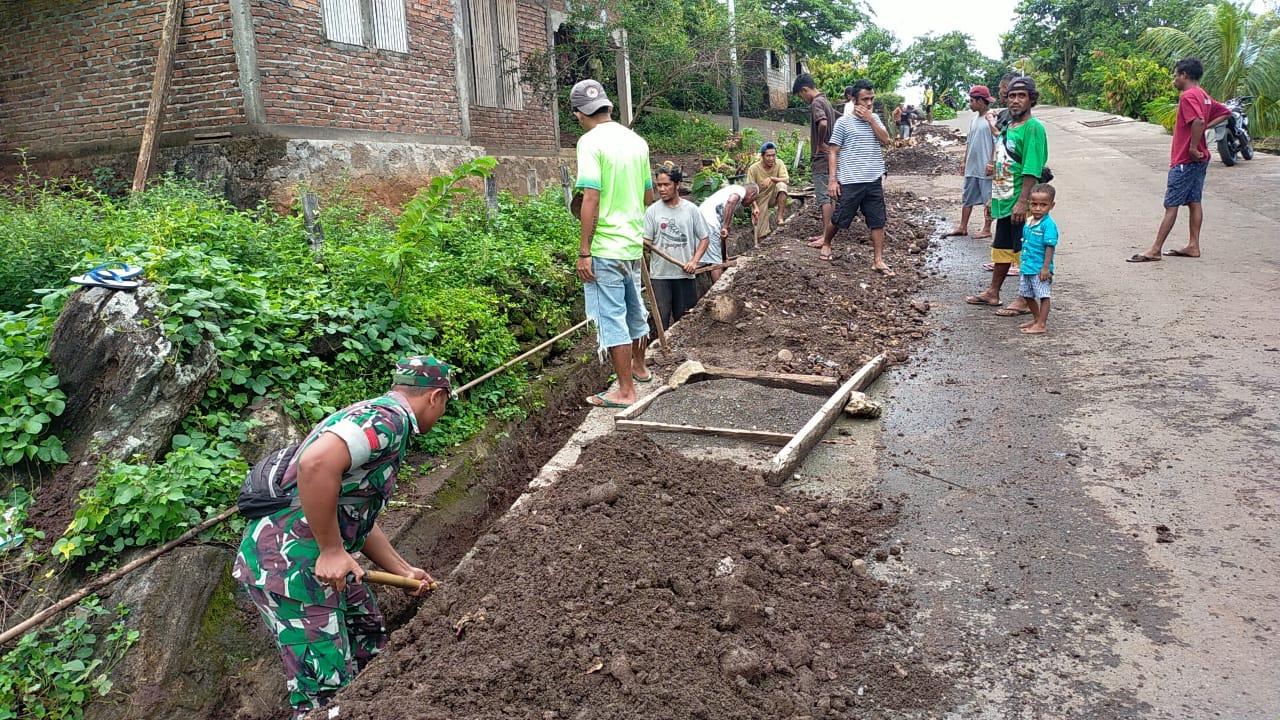 TNI-dan-Warga-bersihkan-parit.jpg