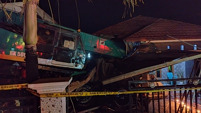 Truk Crane Diduga Rem Blong, Seruduk Rumah, Rusakkan Tiga Sepeda Motor dan Mobil