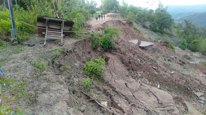 Tampak-kondisi-tanah-longsor-yang-semakin-parah-di-ruas-jalan-Jalur-Kolonakaf.jpg