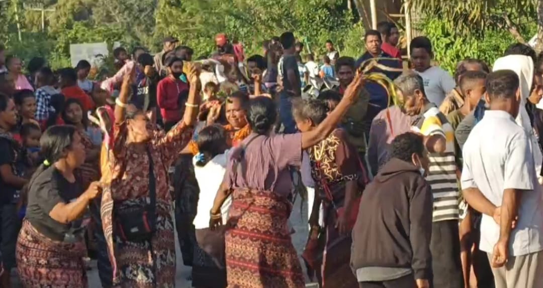 Tampak-warga-sedang-menari-di-Desa-Wolomotong.jpg