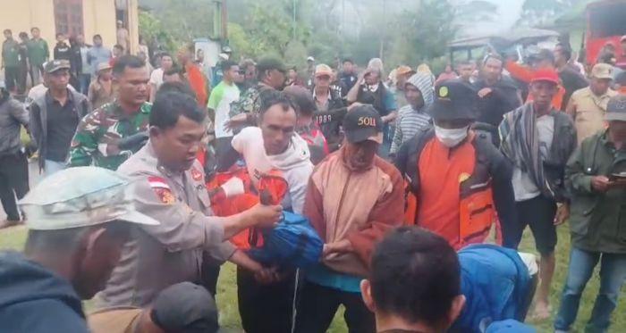 Tim-SAR-Gabungan-sedang-mengevakuasi-jenazah-korban-Germanus-Alberno.jpg