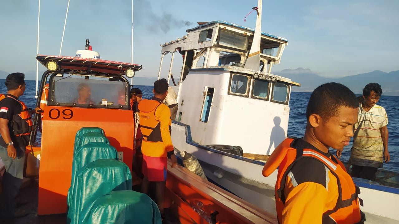 Tim-SAR-saat-evakuasi-5-ABK-di-Perairan-Maumere-Kojadoi.jpg