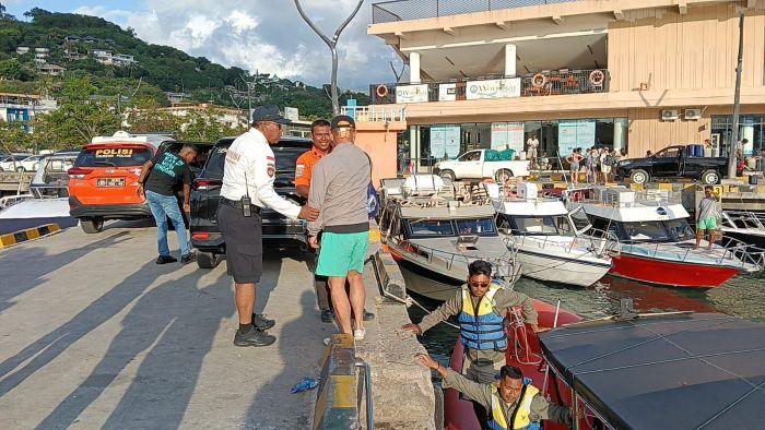 Turis-asal-Tiongkok-jaket-abu-abu-turun-dari-speed-boat.jpg