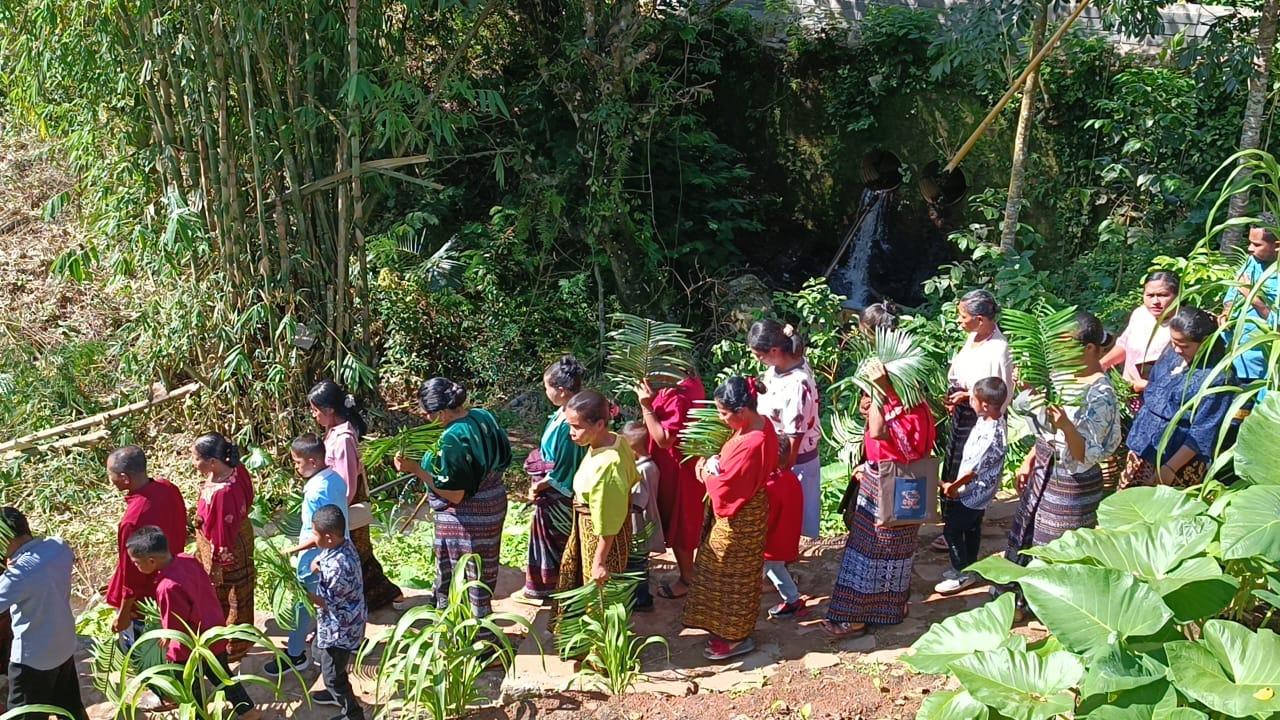 Umat-saat-ikut-perarakan-minggu-Palma-di-Detukeli.jpg