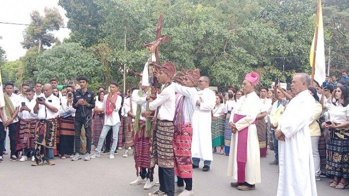 Uskup-Atambua-Mgr-Dominikus-Saku-Pr-memimpin-proses-perarakan-Salib-Yesus.jpg