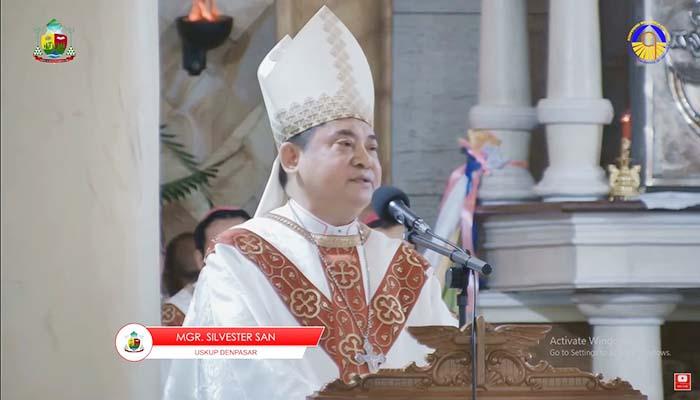 Uskup-Denpasar-Mgr-Silvester-San-saat-menyampaikan-kotbah-di-Gereja-Katedral-Ende.jpg