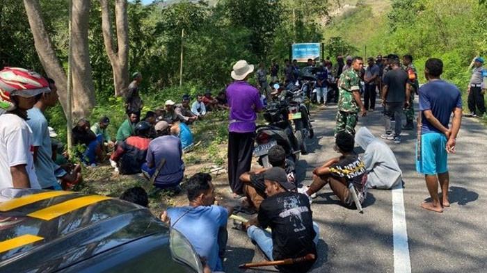 Warga di Perbatasan Ngada dan Manggarai Timur NTT Bentrok, Serang Pakai Parang, Tombak hingga Batu - Tribunflores.com