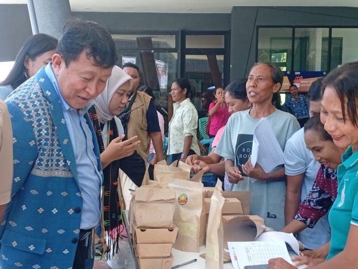 Wakil-Bupati-Manggarai-Barat-dr-Yulianus-Weng-sedang-berbelanja.jpg