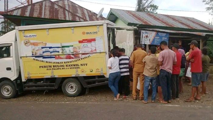 Warga-Kabupaten-Manggarai-Barat-mengantre-beli-paket-sembako-murah.jpg
