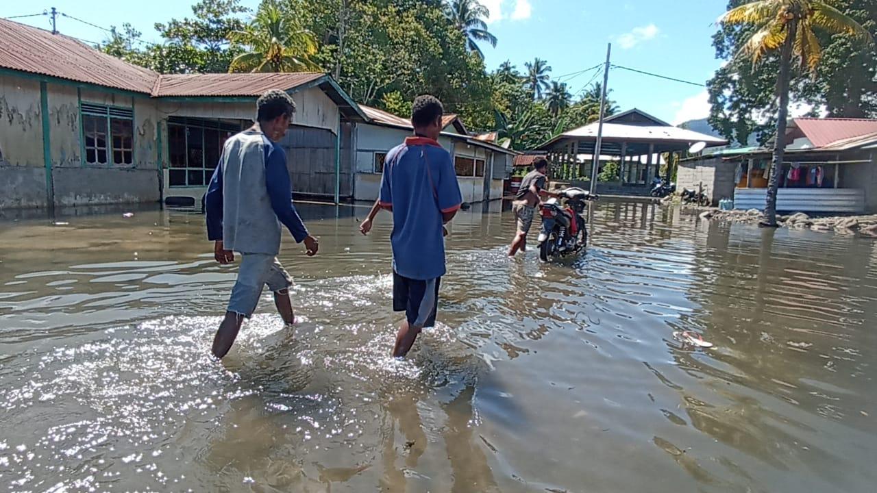 Warga-evakuasi-kendaraan-pasca-dilanda-banjir-rob-atau-air-laut-pasang.jpg