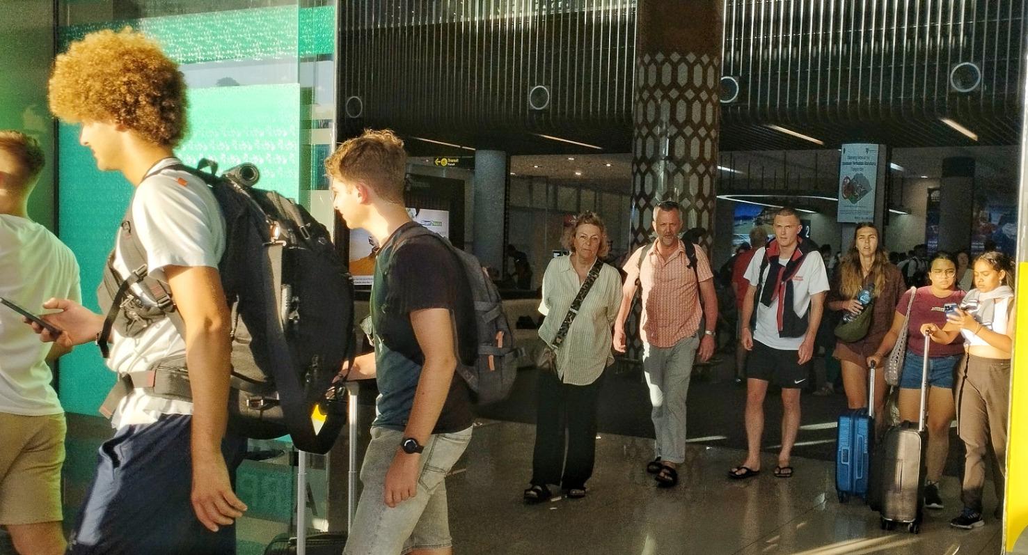 Wisatawan-tiba-di-Bandara-Internasional-Komodo-Labuan-Bajo.jpg