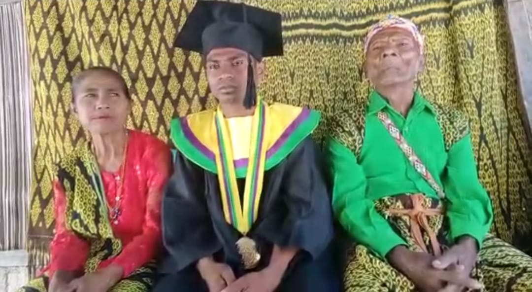 Prosesi Wisuda Di Ujung Bambu Antar Imel Dapat Gelar Sarjana Pendidikan dari Undana