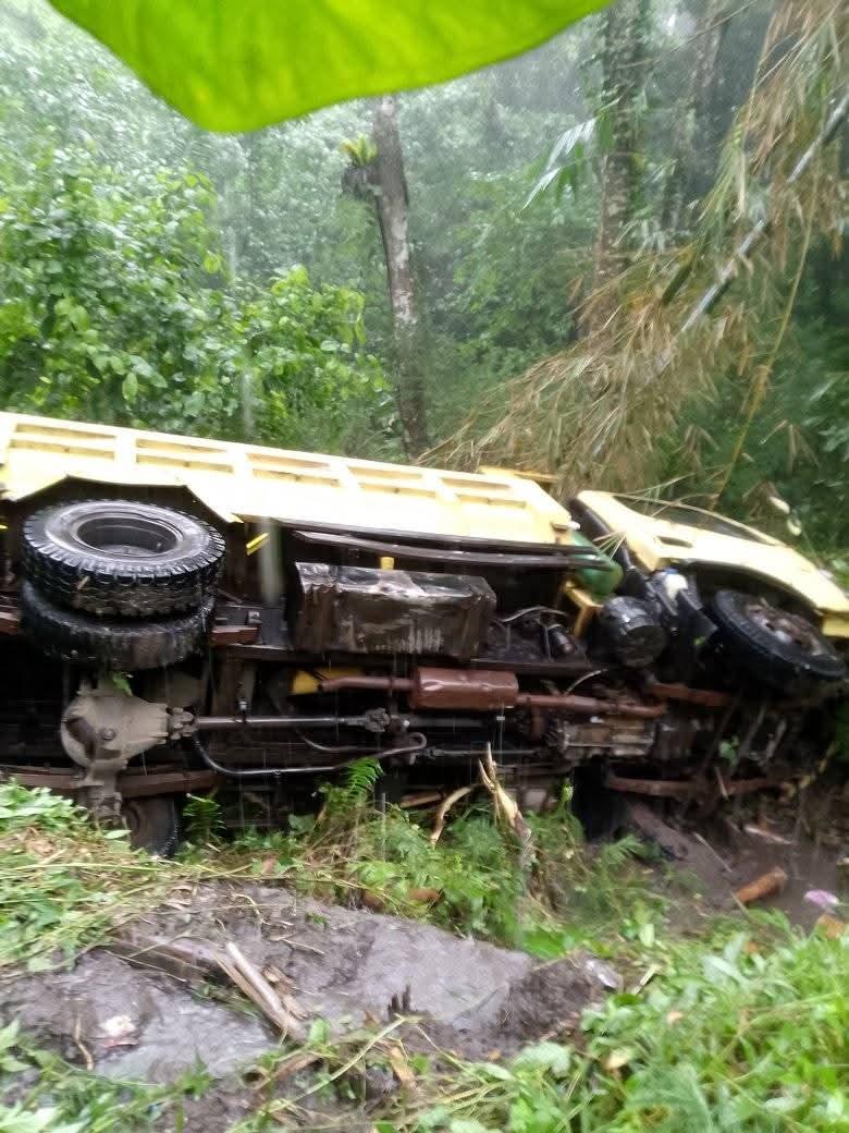 Diduga Rem Blong, Mobil Dump Truck Terperosok Ke Jurang di Kloangpopot Sikka