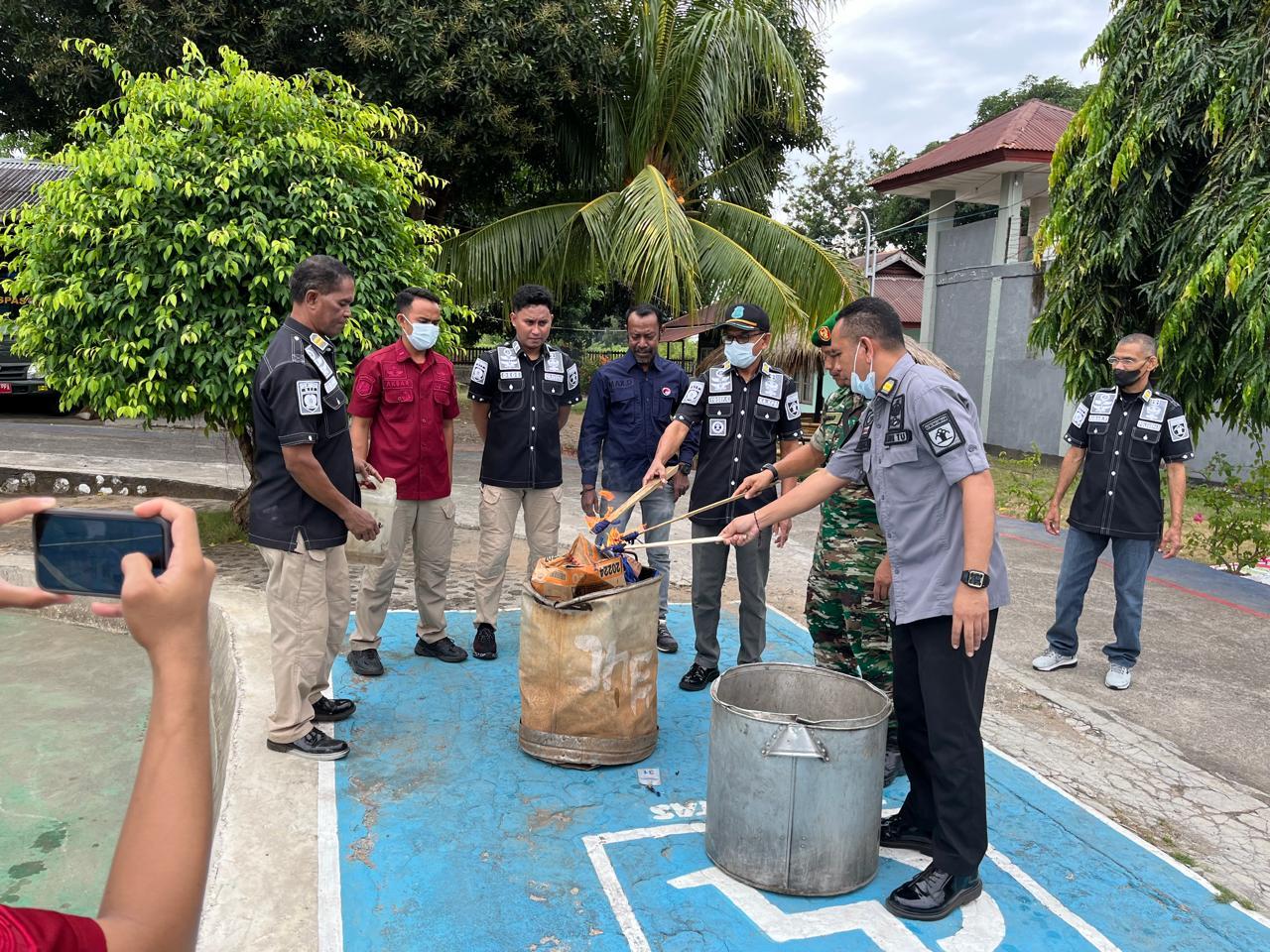 Gandeng Polres Flotim dan Kodim 1624, Rutan Larantuka Gelar Razia di Kamar Dan Blok Hunian WBP