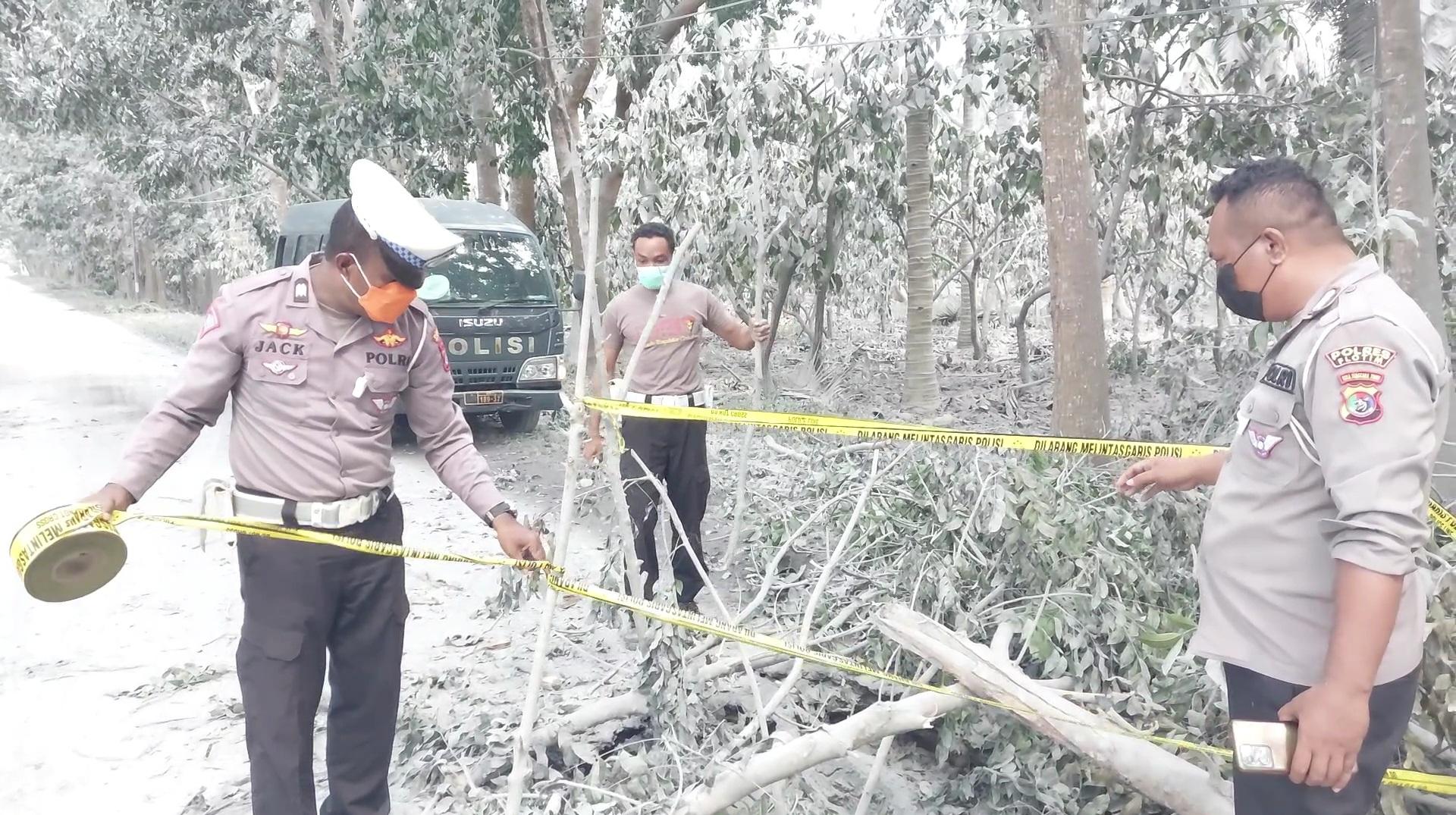 lubang-besar-di-jalan-pasca-lewotobi-meletus.jpg