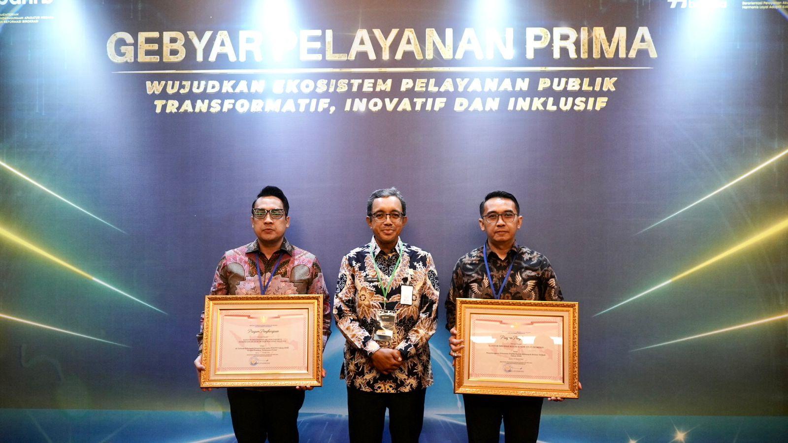menerima-penghargaan-dari-Kementerian-PANRB.jpg