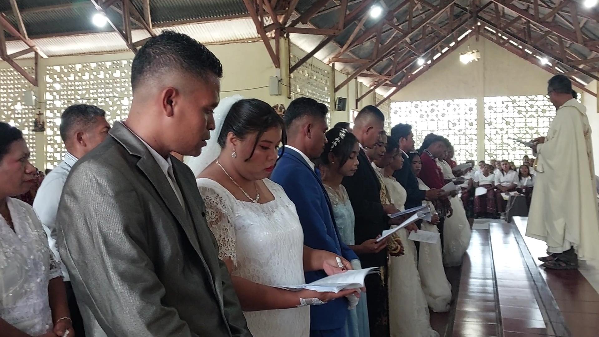 Penyintas Erupsi Lewotobi Ikrarkan Janji Suci di Pengungsian