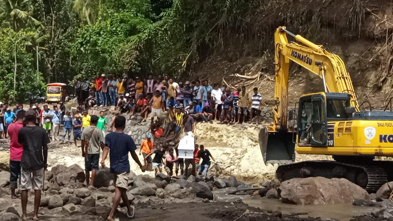 pikul-peti-jenazah-korban-bencana-banjir.jpg