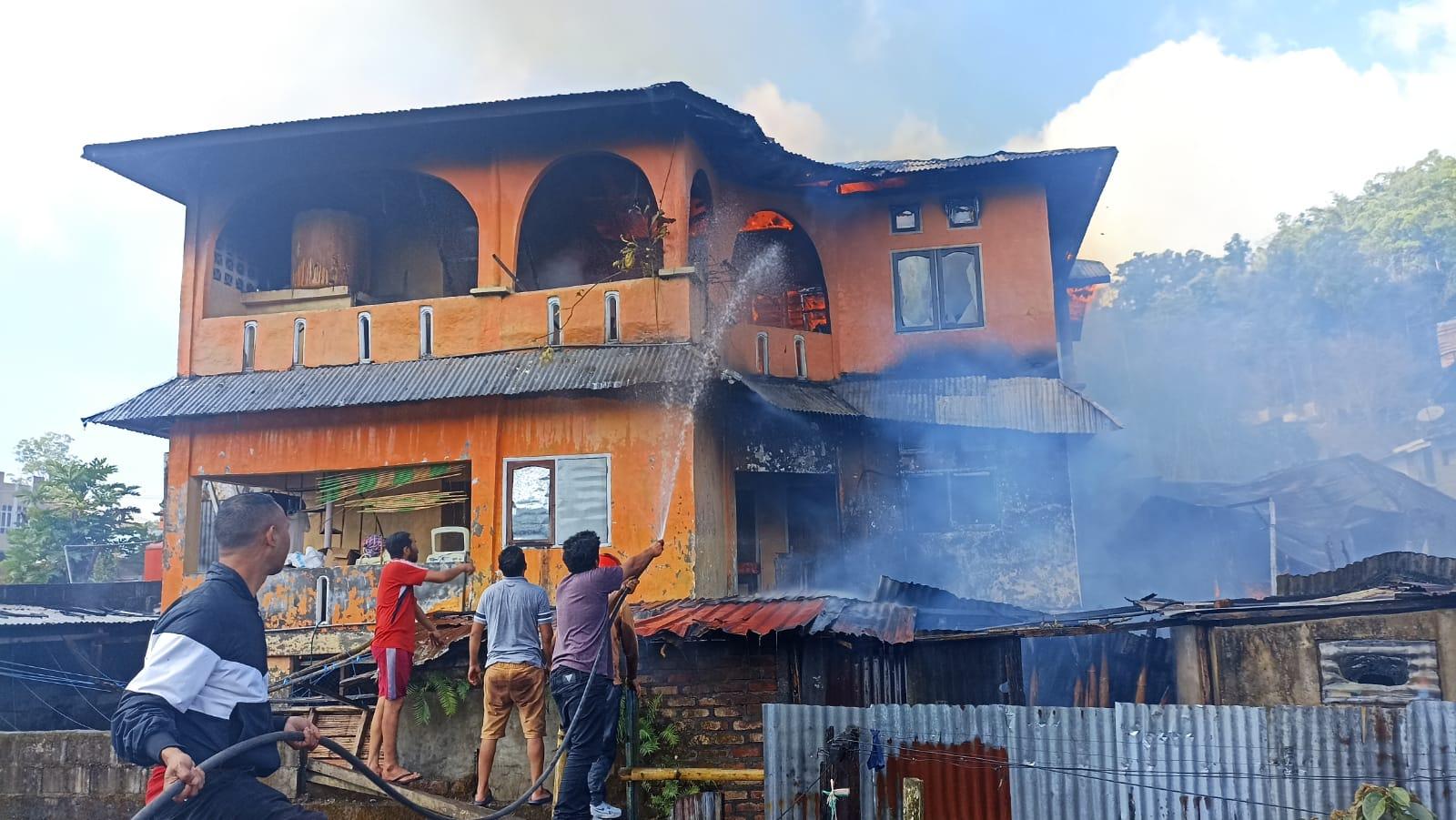 rumah-tiga-lantai-terbakar.jpg
