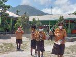 AKTIVITAS-SEKOLAH-Siswa-SD-Wolorona-sulit-belajar-lantaran-atap-sekolah-bocor.jpg