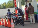 Antrian-pengisian-BBM-pada-SPBU-di-Larantuka.jpg